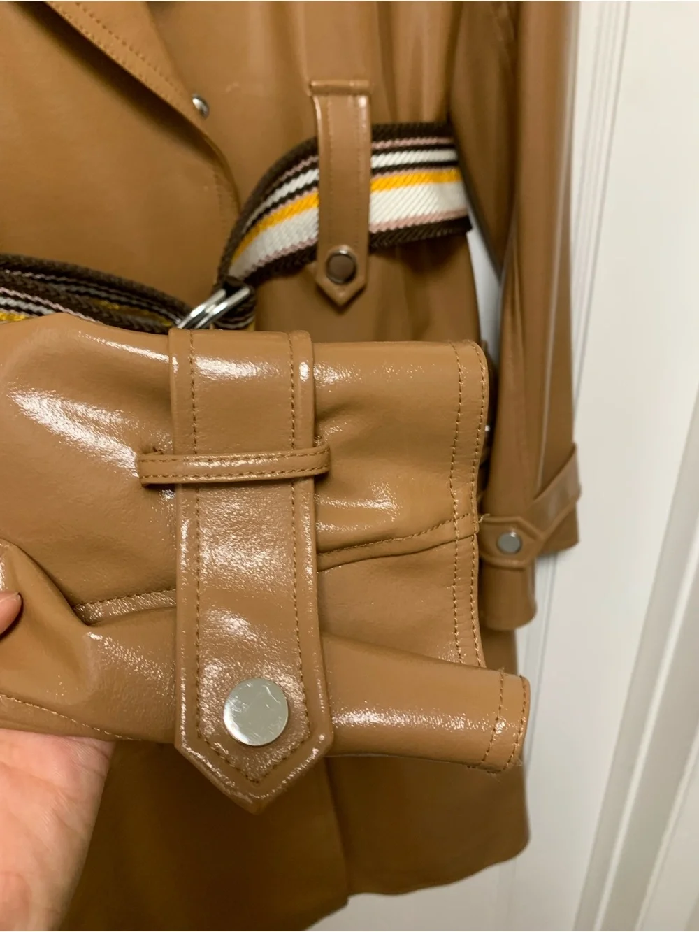 Diane Von Furstenberg Women's Tan Faux-Leather Trench Coat w/Striped Belt Sz. 0 - Picture 7 of 10